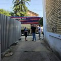 Stanari Dušanove ulice u Leskovcu blokirali kamion sa građevinskim materijalom