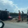 Kamion se prevrnuo na auto-putu "Miloš Veliki" Nesreća kod Ljiga, srča svuda rasuta po putu! (video)