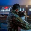 'Nema vremena za suze': Ukrajinke 'ljubavnim vozom' idu na front da vide muževe