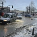 "Potok" na Vračaru: Pukla cev u Golsvordijevoj ulici, voda teče sve do Bulevara, otežano kretanje vozila (VIDEO)