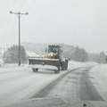 (Фото, видео) Србија осванула под снегом Дрвеће пало на путеве, саобраћај блокиран на више деоница: Возачи, опрез!