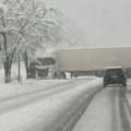 (Foto, video) Haos na putevima širom Srbije zbog snežne mećave! Sudari na sve strane, proklizali šleperi preprečili puteve…