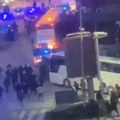 Scene pakla u Novom Pazaru posle utakmice: Torcida kamenovala autobuse, Delije iskakale kroz prozor! Opšti haos na ulicama