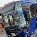 (Foto) Jezivi sudar autobusa u Velikom Mokrom Lugu! Zakucali se jedan u drugi na okretnici, jedna osoba odmah prevezena u…