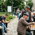 Dok mladi skroluju, penzioneri igraju: Da li se starije generacije u Kragujevcu više druže i bolje zabavljaju?