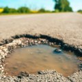Šta se dešava kada vozilo udari u rupu na putu: Stručnjak upozorava na čitav niz kvarova