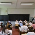Dečak pokušao nožem da napadne nastavnika
