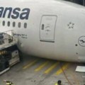 Parkirani Boing 787 avio-kompanije Lufthansa u Frankfurtu srušio se zbog proklizavanja prednjeg točka