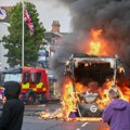 Neredi u Belfastu nakon napada nožem: zapaljeni kontejneri i autobus, blokiran saobraćaj