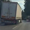 Strašan prizor iz Valjeva zapalio mreže: Zadnji deo kamiona se nakrivio usred vožnje (video)
