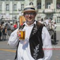 Fijaker sa pivom je krenuo, gde ne znamo, možda za Kulu? Srećno slavlje svima koji slave – na ulju i vodi Udri brigu na veselje…