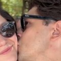 Žena Marka Janketića u kupaćem! Glumac objavio slike sa letovanja, razmenjuju nežnosti na plaži: On bez majice, pokazao koliko…