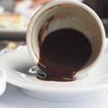 Svi bacamo talog kafe, a spasava kupatilo: Jednom nedeljno ga ubacite u WC šolju i gledajte magiju