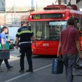 Trola povukla kanap na kom je visio radnik: Prvi snimci sa mesta tragedije na Vračaru, policija blokirala ulicu, muškarac…