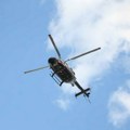 Pao privatni helikopter na samosu: Sleteo da dopuni gorivo pa izgubio balans, putnici lakše povređeni