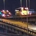 Snimljen trenutak jezive nesreće u Italiji: Autobus neobjašnjivo skrenuo sa puta, kao da ga je neko gurnuo (video)