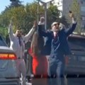 Svatovi napravili haos na ulici u Beogradu Isplivao snimak na mrežama: Vozači ostali u čudu (video)