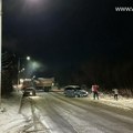 Ledena pista u Maričkoj, karambol više vozila, Saba belča preprečio put FOTO/VIDEO