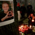 I u Beogradu se oprostili od kritičara kremlja Građani ispred ruske ambasade palili sveće za Alekseja Navaljnog