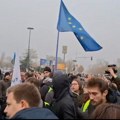 Incident na protestu u Novom Sadu: Guranje i vika zbog zastava EU