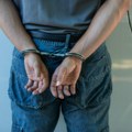 Brutalno prebio oca pa nasrnuo i na policiju: Uhapšen nasilnik iz Sopota