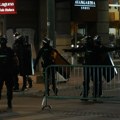 Potresne scene sinoć kod Pravnog fakulteta: Policajac obara biciklistu, pa ga tuče dok je na zemlji VIDEO