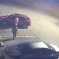 Pljačka na parkingu Naoružani muškarac presreo ženu i ukrao joj automobil, kamere sve snimile! (foto)
