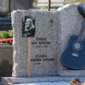 ''Ne tošite pare, ukrstite dve gitare'' Ispunjena poslednja želja Bore Đorđevića, evo kako izgleda njegov spomenik