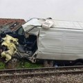 Voz udario u kombi na pružnom prelazu, jedna osoba poginula