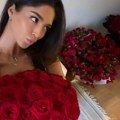 Đina Džinović dobila 1.000 ruža na adresu: Uslikala poruku, pa otkrila ko stoji iza romantičnog gesta