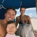 (Foto) Azra sa porodicom uživa na plaži na Floridi, a za ručak balkanski meni: Paradajz, pašteta i hleb: Šta ima bolje od…