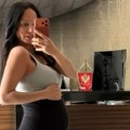 Edita u poodmakloj trudnoći pokazala stomak: Pevačica ne skida osmeh s lica, a jedan detalj svi su primetili