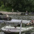 (Foto) Meštani posle godinu dana dobili novi prelaz preko Velike Morave: Postavljen privremeni most kod Svilajnca