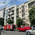 Požar u stambenoj zgradi u Kralja Milana: Krenulo od instalacija, dim se oseća oko zgrade (FOTO, VIDEO)