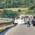 Užasne scene na ulasku u Beograd: Prevrnuto vozilo nasred auto-puta, saobraćaj otežan (foto)