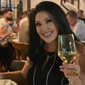 Dragana Mirković izašla u provod u Beogradu: Nazdravlja čašom vina, pa joj zapevala poznata glumica
