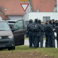 Opsada u Nemačkoj: Službenik ubijen tokom kontrole oružja, napadač se zabarikadirao u kući sa taocem