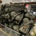 Jeziv snimak: U prodavnicama u Ukrajini pojavila se igračka pod nazivom "kosti ruskog vojnika"(video)