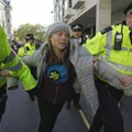Greta Tunberg među uhapšenim aktivistima u Londonu: Ometali sastanak rukovodilaca naftnih i gasnih kompanija