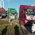 Vozači kamiona “Drug sa druma” dele paketiće mališanima u Nišu. “Konvoj sa srcem” kreće u svoju humanu misiju
