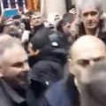Izbio fizički sukob učesnika skupa Kamera zabeležila nemilu scenu ispred Gradske skupštine (video)