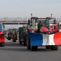 Poljoprivrednici blokirali Pariz, Makron o merama u četvrtak sa Fon der Lajenovom