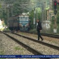 Meštani Rakovice svakog dana stavljaju život na kocku: Naše kamere ih uhvatile kako trče i preskaču prugu, dok voz juri u…