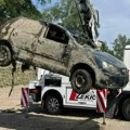 Ruinirani auto izvučen iz dunava, društvene mreže eksplodirale: "Veliki servis i pali na pola ključa..." (foto)