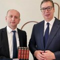 "Nije za kućnu biblioteku već za UN": Vučić dobio poklon od Milana Kneževića: Svi znamo gde Crna Gora treba da bude…