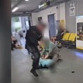 Incident na mančesterskom aerodromu: Policajac šutira i gazi glavu osobe koja leži na zemlji