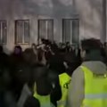 Ovo je student blokader koji je s leđa nasrnuo na pripadnika Žandarmerije ispred RTS VIDEO