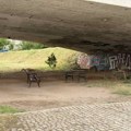 Klupice i kante polomljene na niškom keju