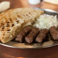 Ljubitelj ste roštilja, a pogotovo ćevapa? Na ovim mestima su najjeftiniji! Pet upola sa lukom za samo 200 rsd