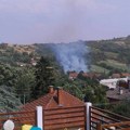 Požar u Sremskim Karlovcima: Vetar otežava gašenje